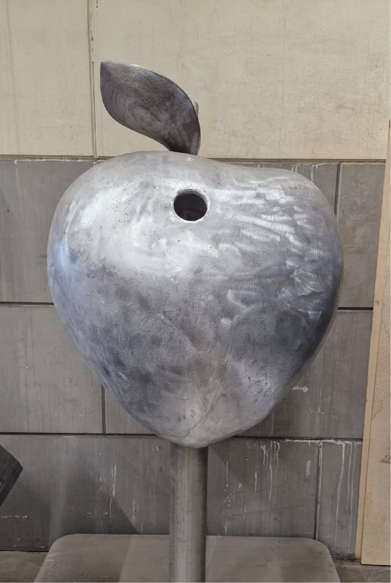 Casting “with wall thickness from the model”: an aluminum apple with the right inside