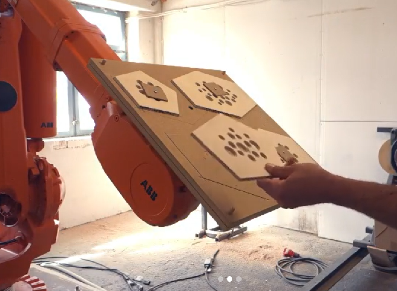 “External tools”: a faceted lamp without a rotary